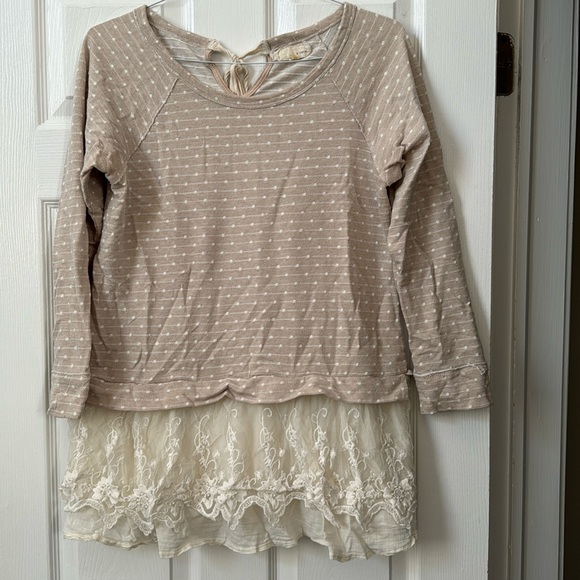 a’reve tunic style shirt with lace bottom detailing. Large. Beige with cream. - Picture 1 of 8